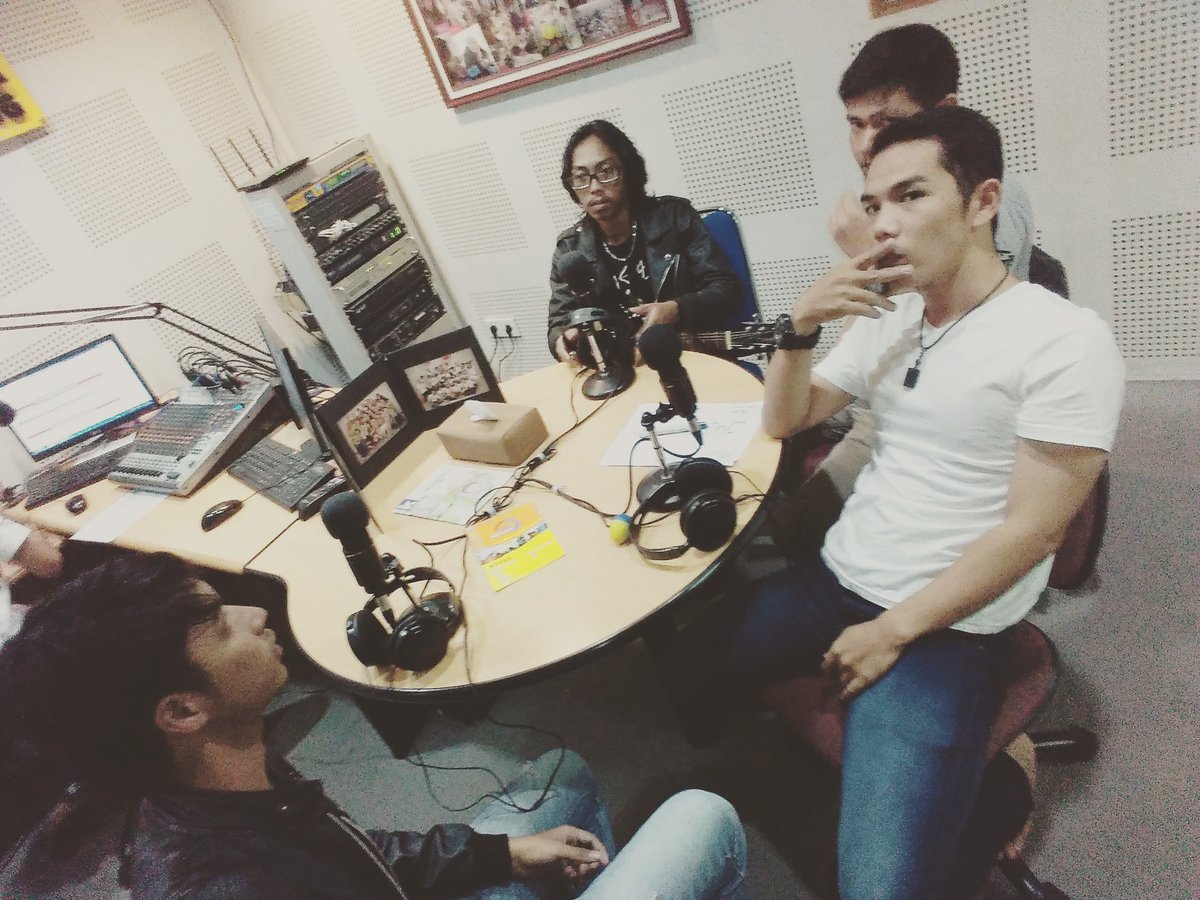 Sisa semalam seru - seruan promo single Jujur Saja @_numeraID with @RakaFMBandung jangan lupa Request Terus Twips