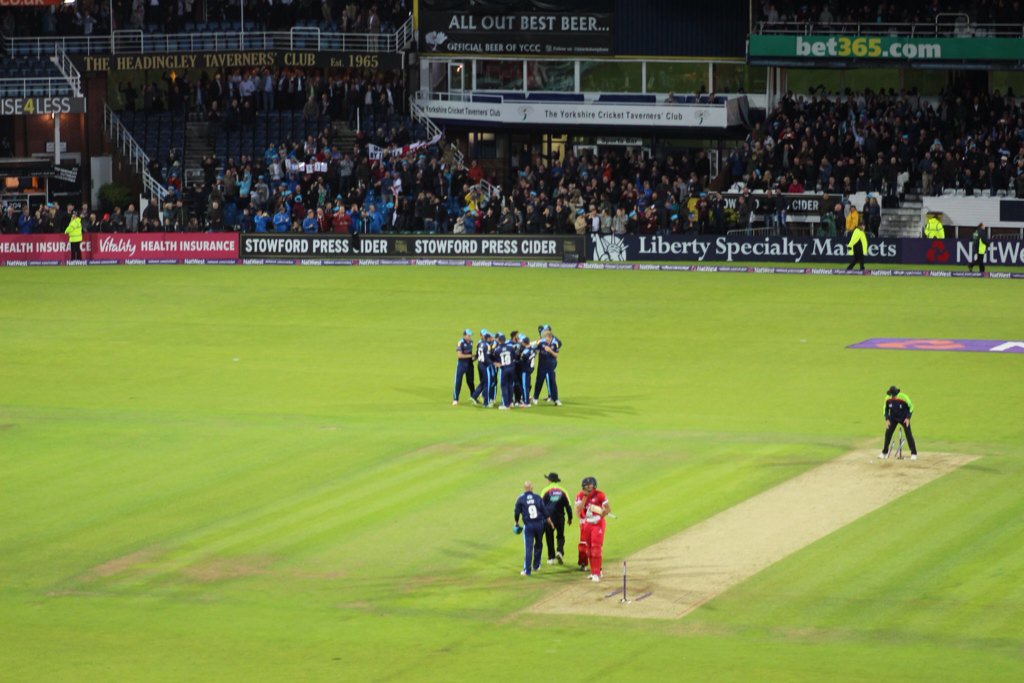 bbctms's tweet photo. A thrilling #GameofRoses T20 tonight as @YorkshireCCC beat @LancsCCC by 5 runs #bbccricket https://t.co/XK1aOoSoWO