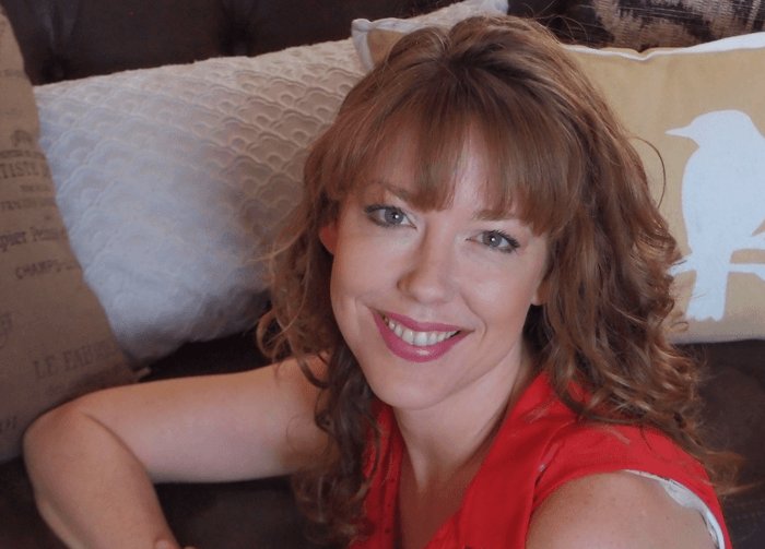 MoodyAlumni's tweet photo. Kristen (Barnhill) Glover '00 received the Spouse of the Year award! Read her blog: https://t.co/SKTI0bX9J1 https://t.co/xKP2cMnQhp