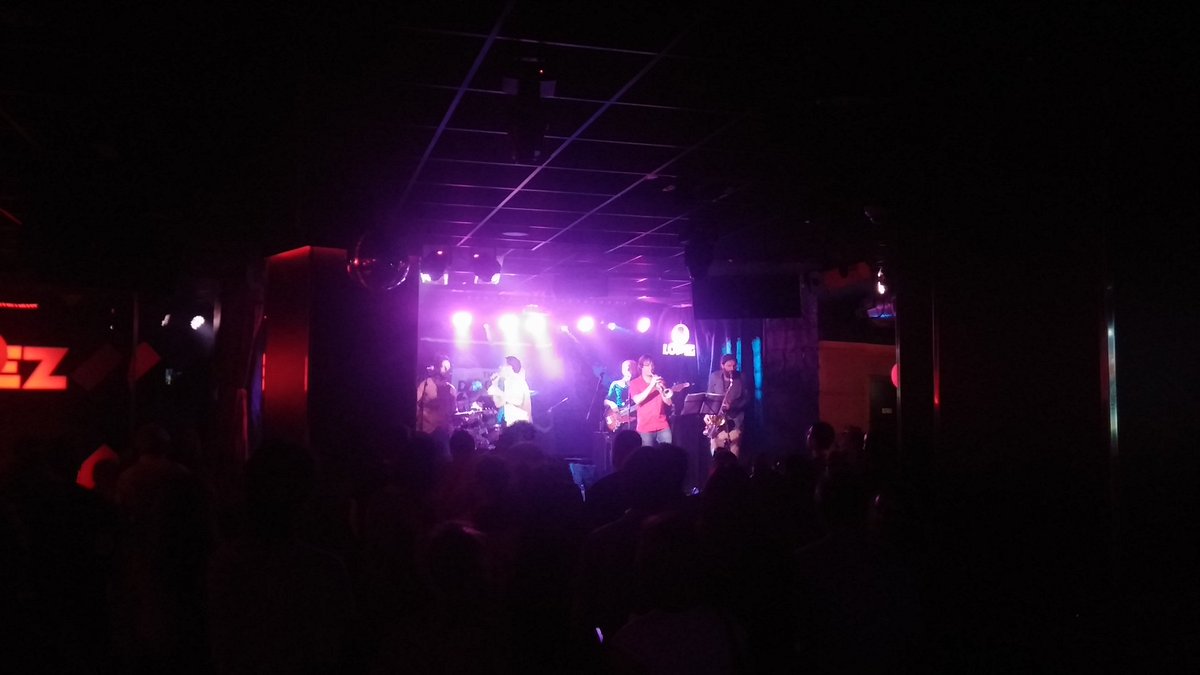 c_etiquetanegra's tweet photo. Ya estamos en la @salalopezz preparados para una noche de SOUL Etiqueta Negra De momento conciertazo de #TheDiggers https://t.co/WZWBI4G1Oe