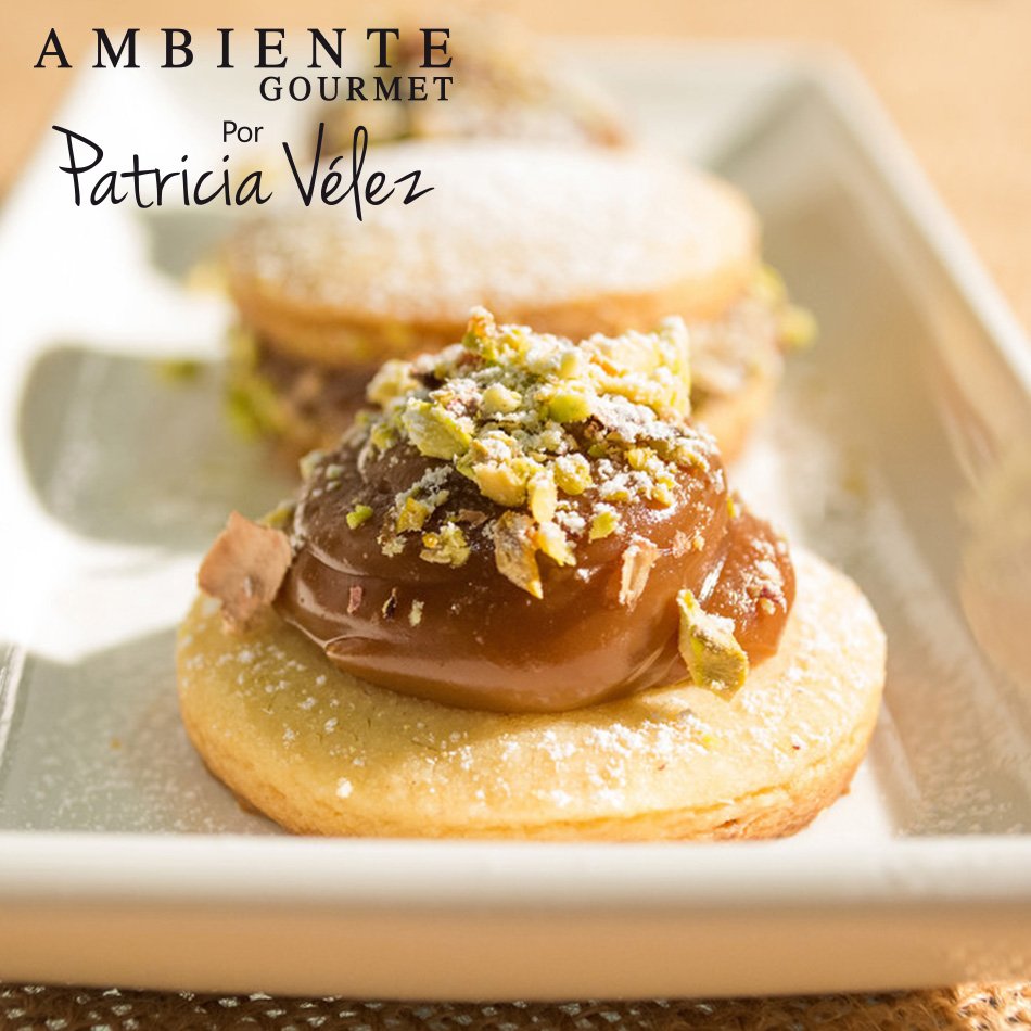 Arma ricos #alfajores usando galletas de mantequilla, arequipe y pistachos #cocinadivertida #postres #dulcesbocados