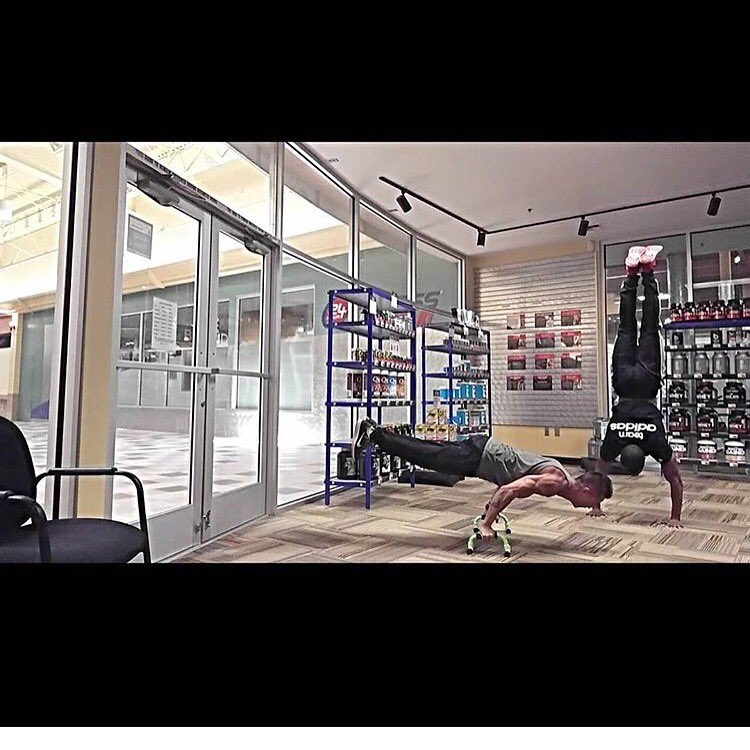 teboogieee's tweet photo. The Usual! At work. #calisthenics #fitfam #fitlife #fitness #shredded #24hourfitness #mall205 #handstand #Planche https://t.co/0dUQgUA48c