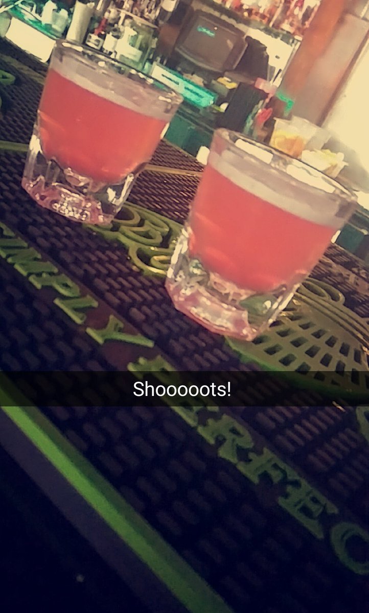 hunnyy_vee's tweet photo. It's been a rough work week! #workhardplayhard #bosslife #daydrinking #notpayday #mytreat #friends #weoutchea https://t.co/X3o93X7Al6