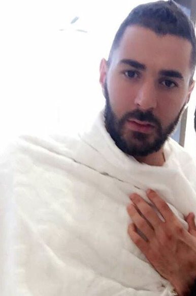 BenzemaNewsFR's tweet image. Karim Benzema à Mecca pour son Umrah/pèlerinage durant le mois de Ramadan 🙏