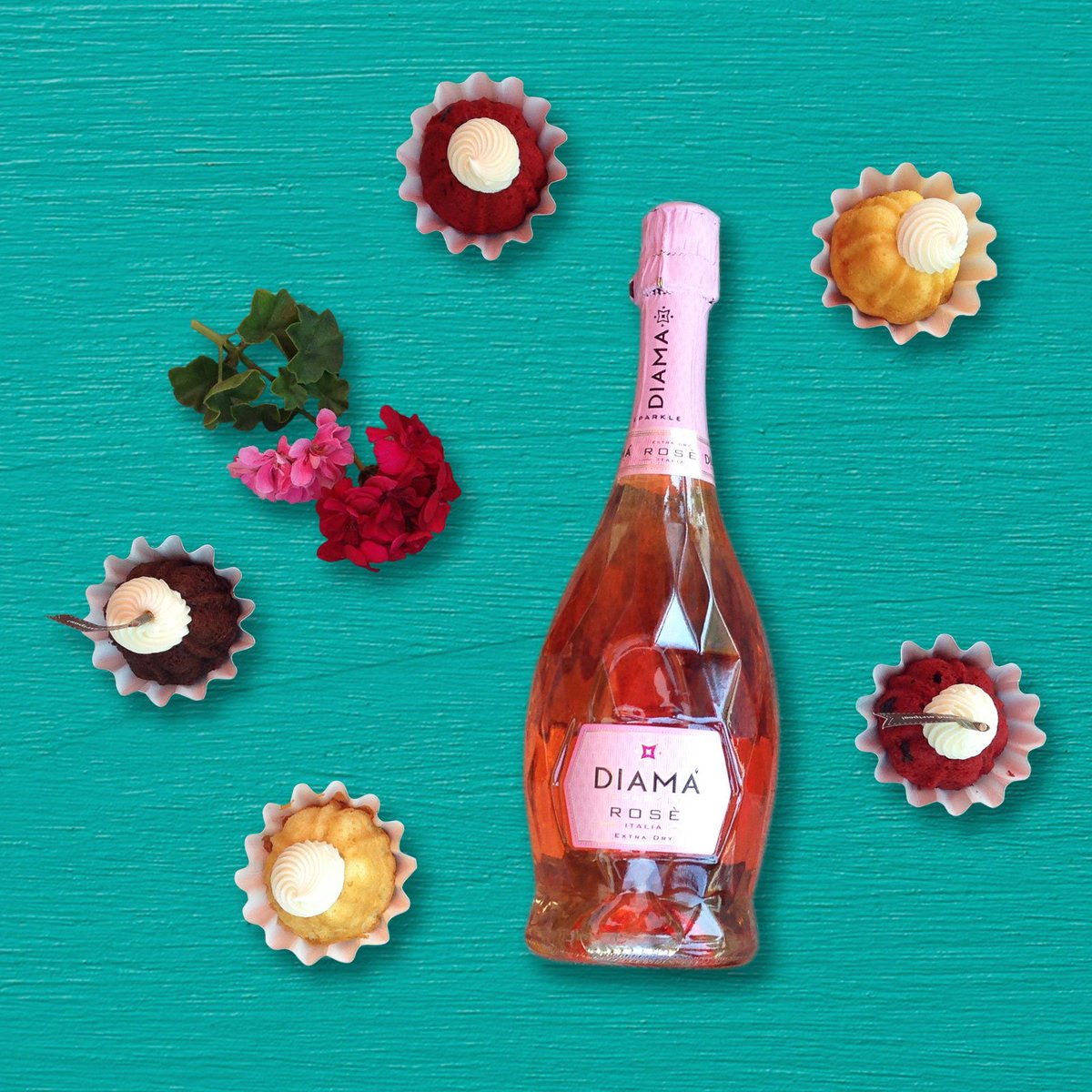 DiamaSparkle's tweet photo. Celebrating #SparklingWineDay with #DiamaSparkle #Rosé #wine and sweet treats! https://t.co/MeYZQIbb7I https://t.co/nazSKVXrBP