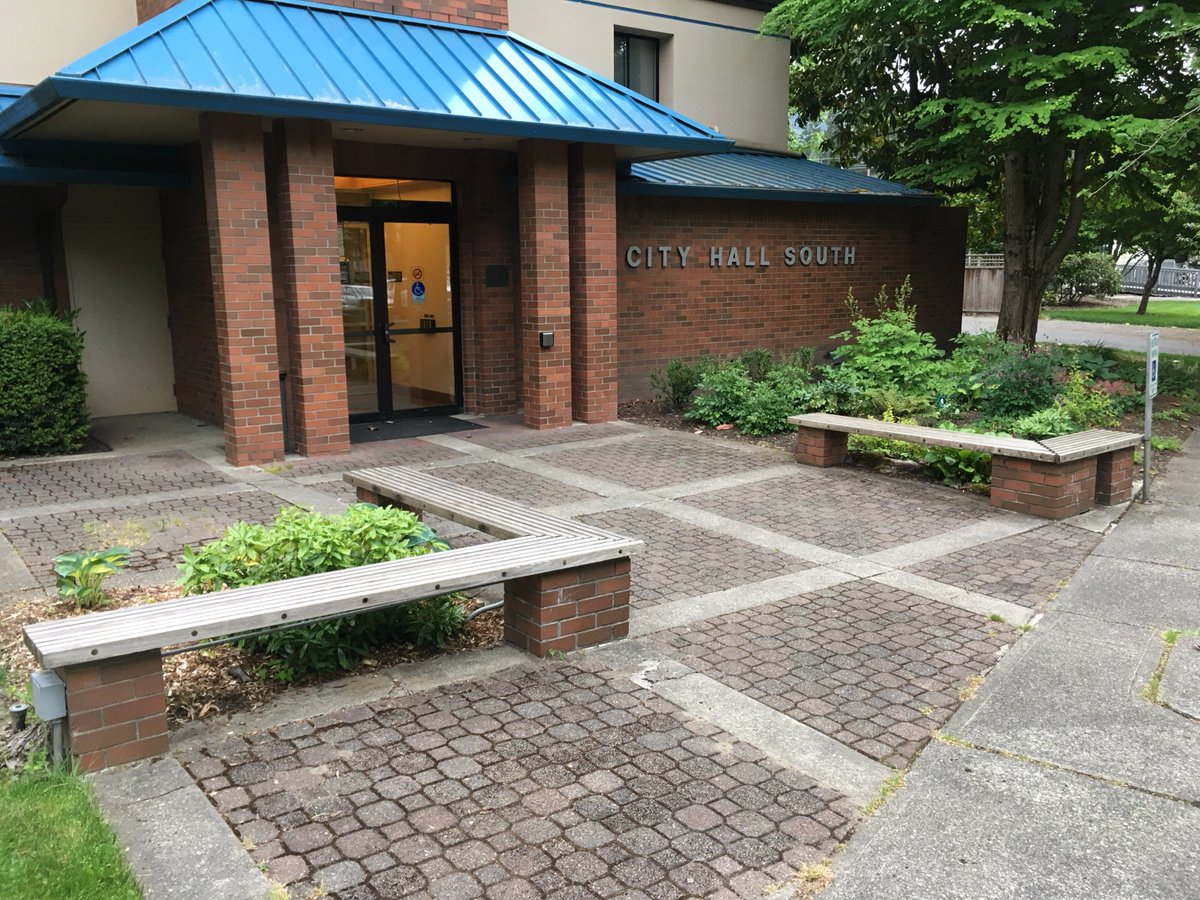 benchesofissy's tweet image. Celebrate an exciting city council meeting with a bunch of friends on these four benches outside city hall south.