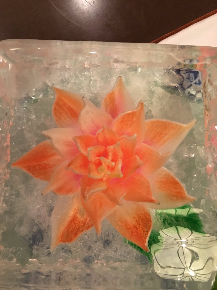 kakejun's tweet photo. 昨夜のお祝い会食に併せて、お世話になっている料理長から特別な氷芸術、氷花のプレゼント！
時間と心を込めたプレゼントに感謝、感謝です！🙇🏻🙇🏻🙇🏻 https://t.co/1wWLmEFe87