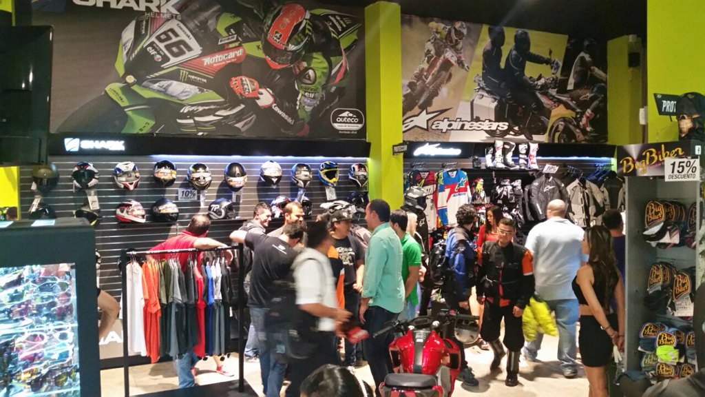 juandemotos's tweet photo. Esto se pone bueno en la inauguración de @FullMotoCom @RevistaDEMOTOS @Catamedo @PURAMOTO @TomyPuerta @FIREPARTS https://t.co/ofut36NL0G