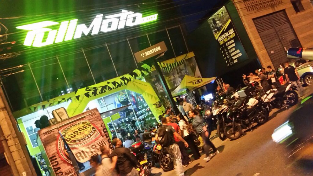 juandemotos's tweet photo. Esto se pone bueno en la inauguración de @FullMotoCom @RevistaDEMOTOS @Catamedo @PURAMOTO @TomyPuerta @FIREPARTS https://t.co/ofut36NL0G