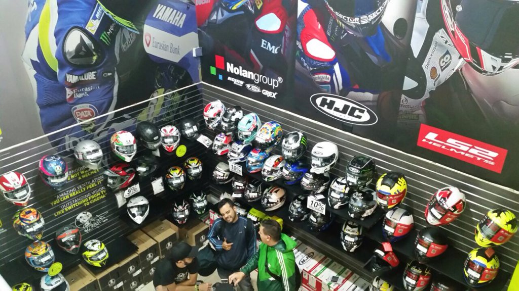 Esto se pone bueno en la inauguración de <a href="/FullMotoCom/">FullMoto</a> @RevistaDEMOTOS @Catamedo <a href="/PURAMOTO/">Phelipe Uramoto</a> <a href="/TomyPuerta/">Tomás Puerta</a> <a href="/FIREPARTS/">FIRE PARTS</a>