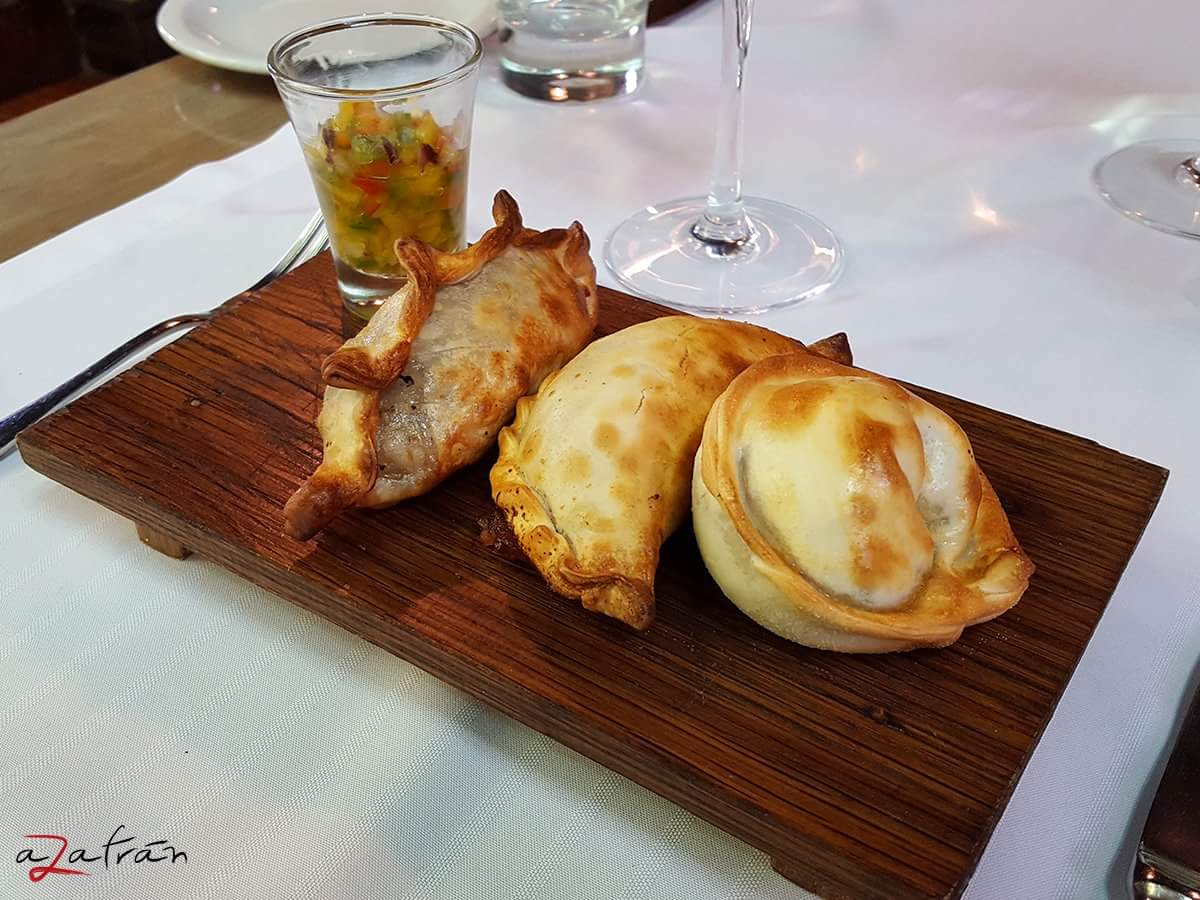 azafran_resto's tweet photo. Degustación de #empanadas para todos: molleja, entraña cortada a cuchillo y pulpo.  https://t.co/B1zZERLpqS https://t.co/eeWiOWuUdx
