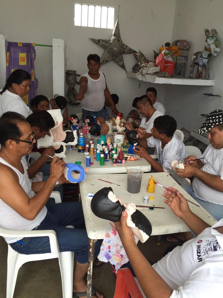 Arturo_MPulgar's tweet photo. #SSP #DGPyRS Programa de #Capacitación pintura de Ceramica a Internos de #Centla en coordinación con @H_aytocentla https://t.co/uNyjI4CwWs