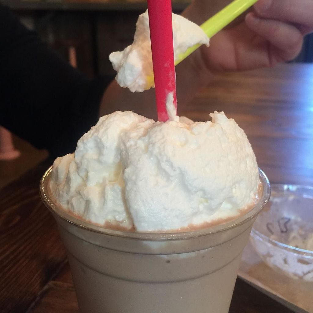 golfviews's tweet photo. Can't beat a @smallcheval shake with a shot of Baileys #chicago #milkshakes #travel #imbib… https://t.co/gbtOVr6Tgi https://t.co/tMQ4RCILfB