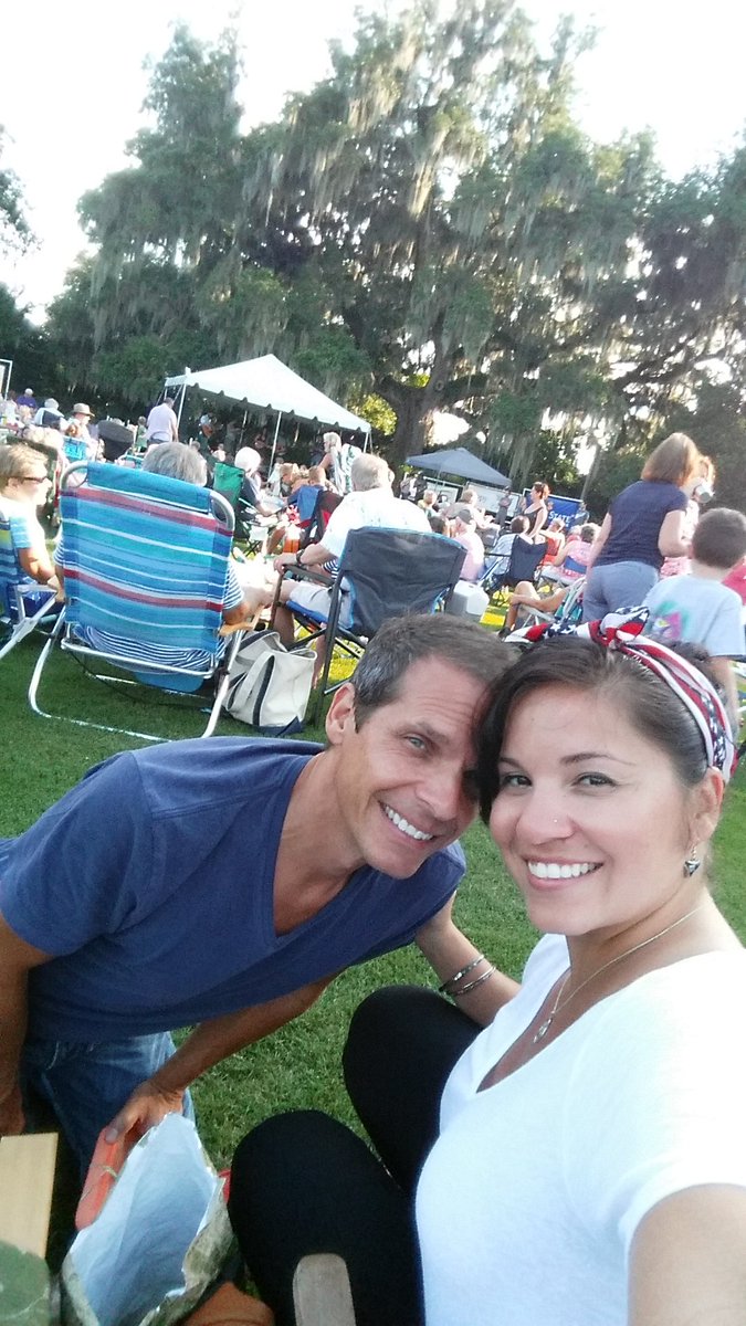 ZisMyHomeGirl's tweet photo. 4th July wknd kickoff under 500+old majestic oaks w/ #StrayLocal @airliegardens #spreadthewilmington #lovethiscity https://t.co/rRZPvFsL40