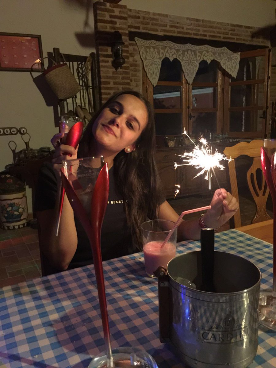AngelaGutugutu's tweet photo. Acabar el día así ⇊ (pre-22) 
Qué bien me cuidáis 😻☺ https://t.co/tXNjOjrl2e