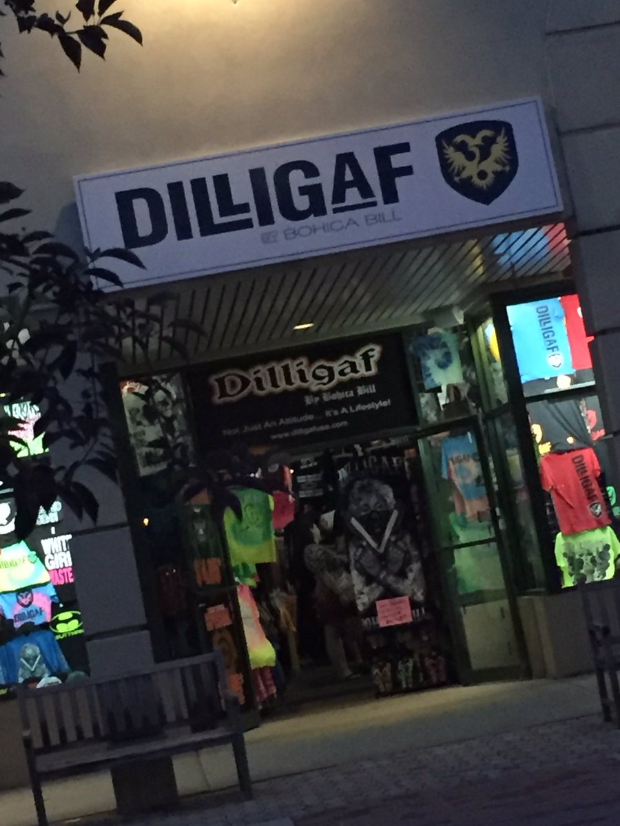 Stephmuggeo's tweet photo. I'll never forget this trip now 😂 #DILLIGAF @gracemuggeo @KennardCaitlyn https://t.co/vEGqDlsLFU