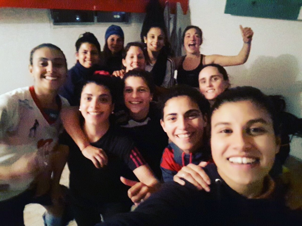 Lore_Grana20's tweet photo. Que Lindo Entrenamiento Bajo Lluvia... #VamoLaBanda💪 #ColonColon💫 https://t.co/aak1H7MQYP