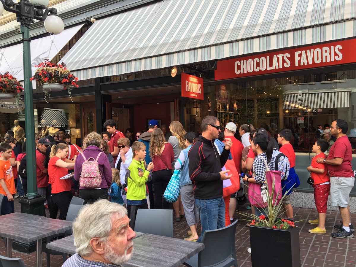 ChocoFavoris's tweet photo. First @ChocoFavoris now open in #Victoria #BC! Premier @ChocoFavoris à Victoria, CB! #CanadaDay https://t.co/0hnXSzTAJh