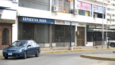 ElNuevoPais2026's tweet photo. Debido a la escasez de mercancía y alimentos, 280 comercios bajaron su santa maría, en Nueva Esparta. https://t.co/fVNE1tavTs