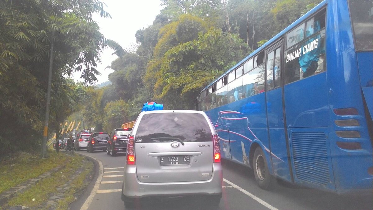 08:17 Lalulintas Nagreg arah Garut mulai  padat #Mudik2016