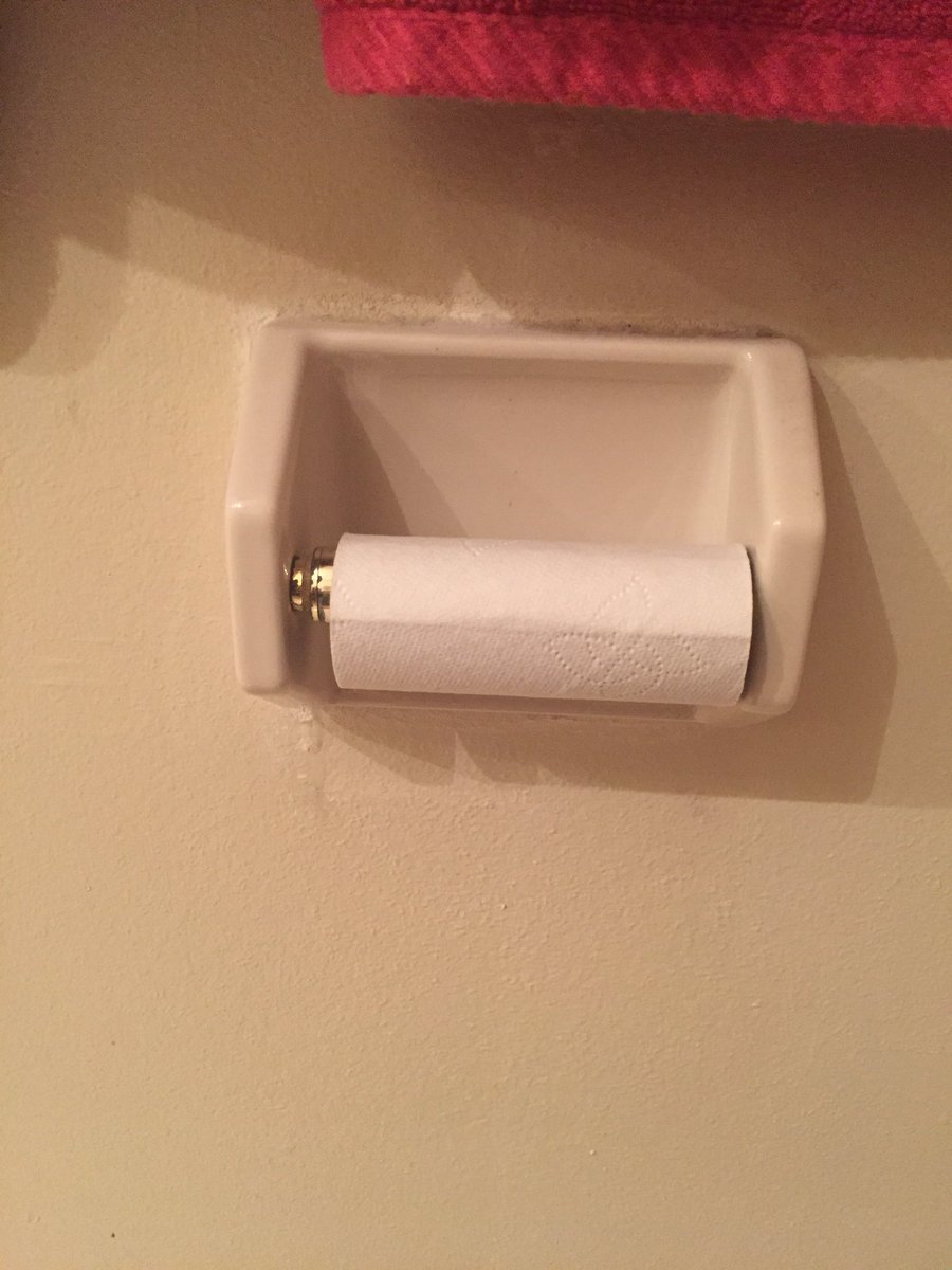 ParisLuker's tweet photo. To who decided to leave this much toilet paper on the roll and not change it. You suck. https://t.co/zAWKvFeheb