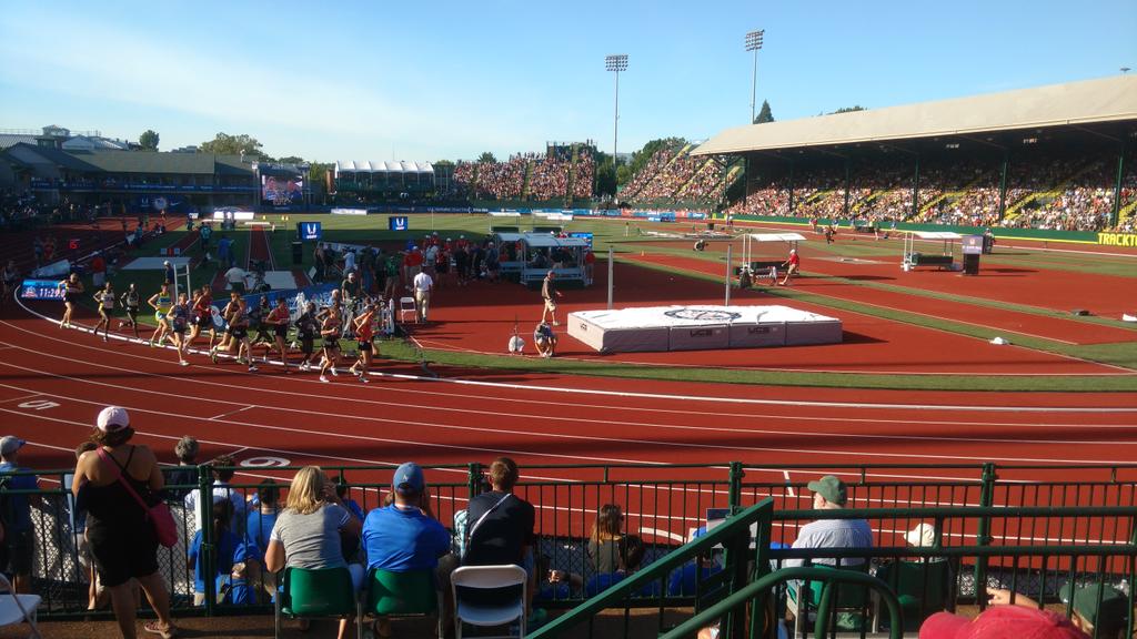 asadopasado's tweet photo. Se queda Galen Rupp y es alcanzado por el pelotón. La euforia de las tribunas de serena #usatrails #unlimitedyou https://t.co/f1vQsIMiBP