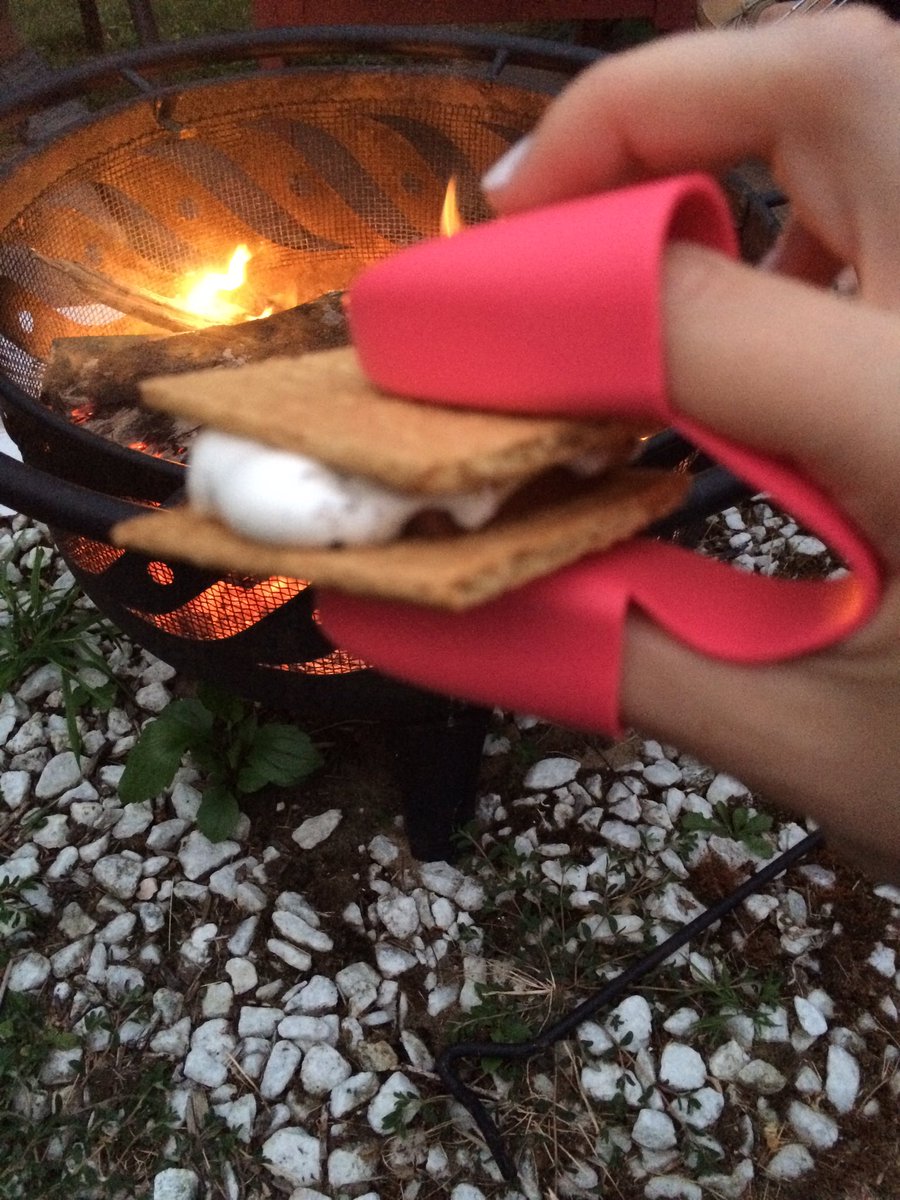 YouandMeah's tweet photo. S'mores ๐ #NomNom with @grabadoo #July4thWeekend #HowiDo #HowDoYouDoo https://t.co/Q14b2CWXvw