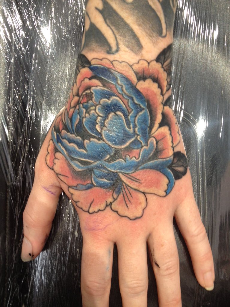 shelley_hathway's tweet photo. So this happened yesterday #freakorunique #handtattoo #tattoo #love #imaluckygirl #ink https://t.co/Qi2apPyjlk