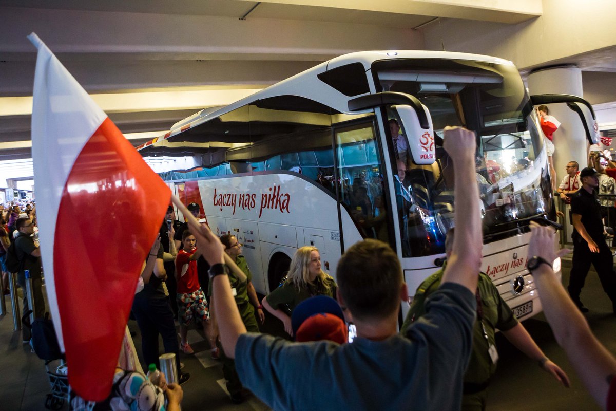 Nasi już w Polsce. Tłumy na lotnisku. Brawo Polacy! Jesteśmy dumni! <a href="/pzpn_pl/">PZPN</a> #ŁaczyNasPolska #ŁaczyNasPiłka #pol