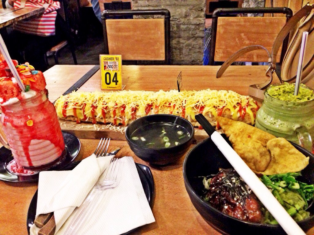 YAYAT__77's tweet photo. @EatHappens semalem dengan my wife @nitanindyo https://t.co/lA5akYQCCx