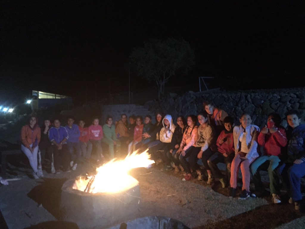 pgcampqro's tweet photo. Ya listos para quemar bombones y cerrar nuestro primer día de la mejor forma ¡buenas noches! #Tahuilco #Sovany https://t.co/vHIURJhzKX