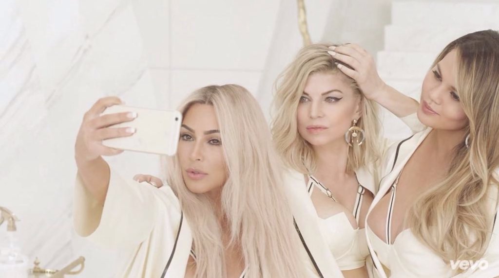 totallyfergie's tweet photo. All the girls on FLEEK! 📷⭐️🔥 #MILFMONEY #milfpack #MILFSelfie #selfie - Fergie https://t.co/WZQxX12j9W https://t.co/Ell5bkjISH