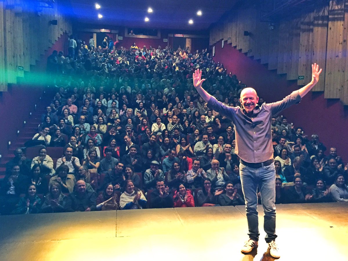 JenniferLeibo's tweet photo. Así cerramos esta gran noche, con una función espléndida y un público maravilloso #PadreRicoPobrePadre @Qadrante https://t.co/kQjNqmxKIO