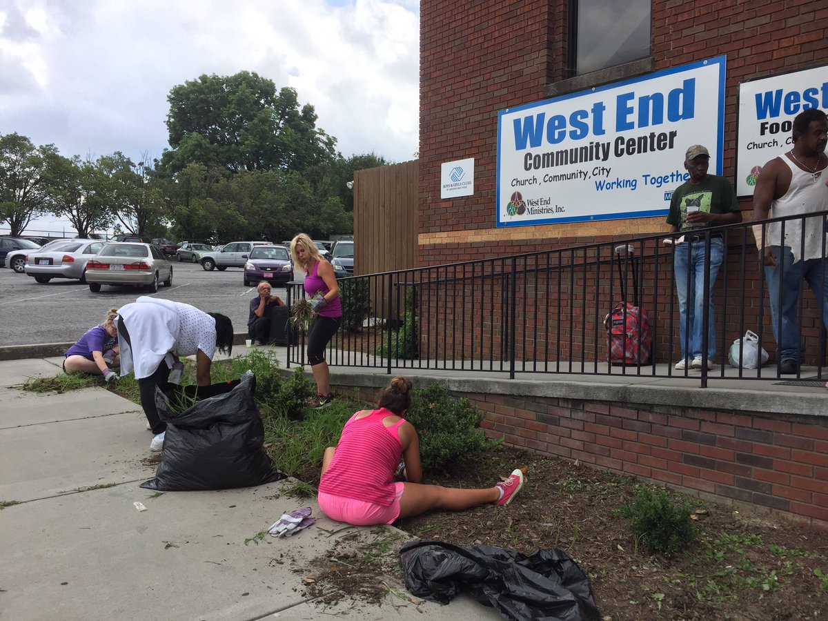 _LauraNicholson's tweet photo. Food boxes, weeding, mulching and flower planting - all in a day's work at #HPSummerServe https://t.co/1Anc1LI9We