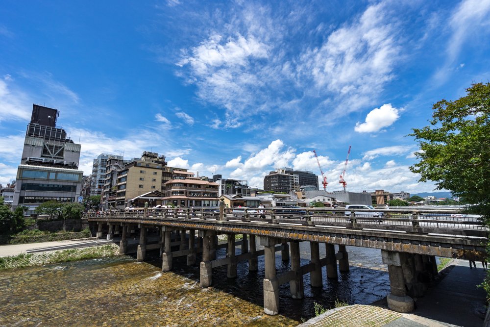 gionyoizakura's tweet photo. 7/2昼過ぎの三条大橋。
暑っつ〜い！
Photo :Sanjyou-bridge in Kyoto
#京都 #Kyoto https://t.co/S2BlMTNxfd