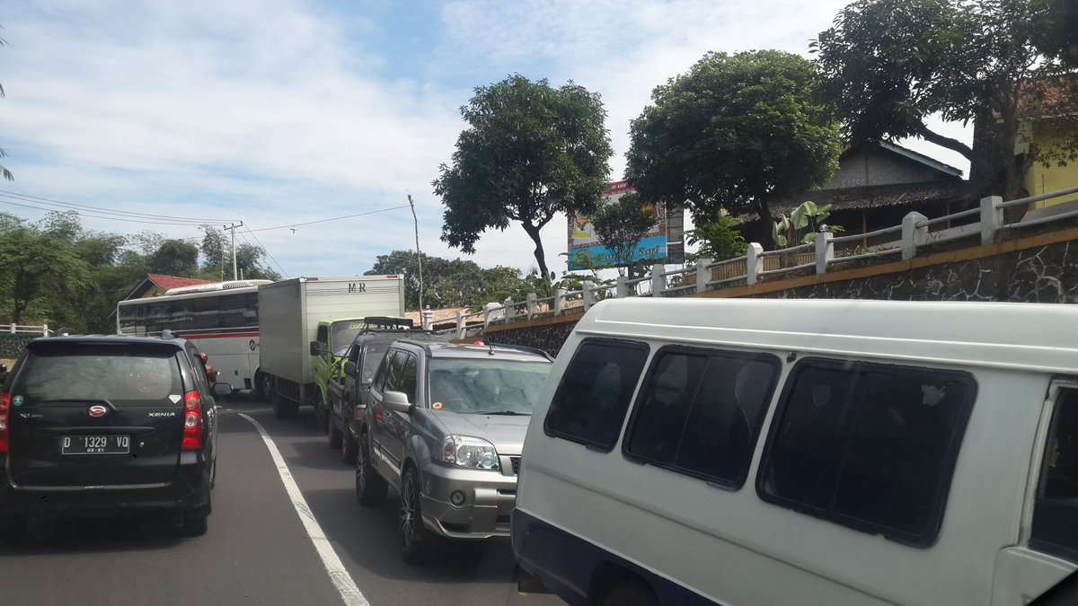 infoupdates_'s tweet photo. #UpdateMudik RT @syngun16: Limbangan ke Lewo macet #lalinJABAR https://t.co/0Ce2wycGJZ