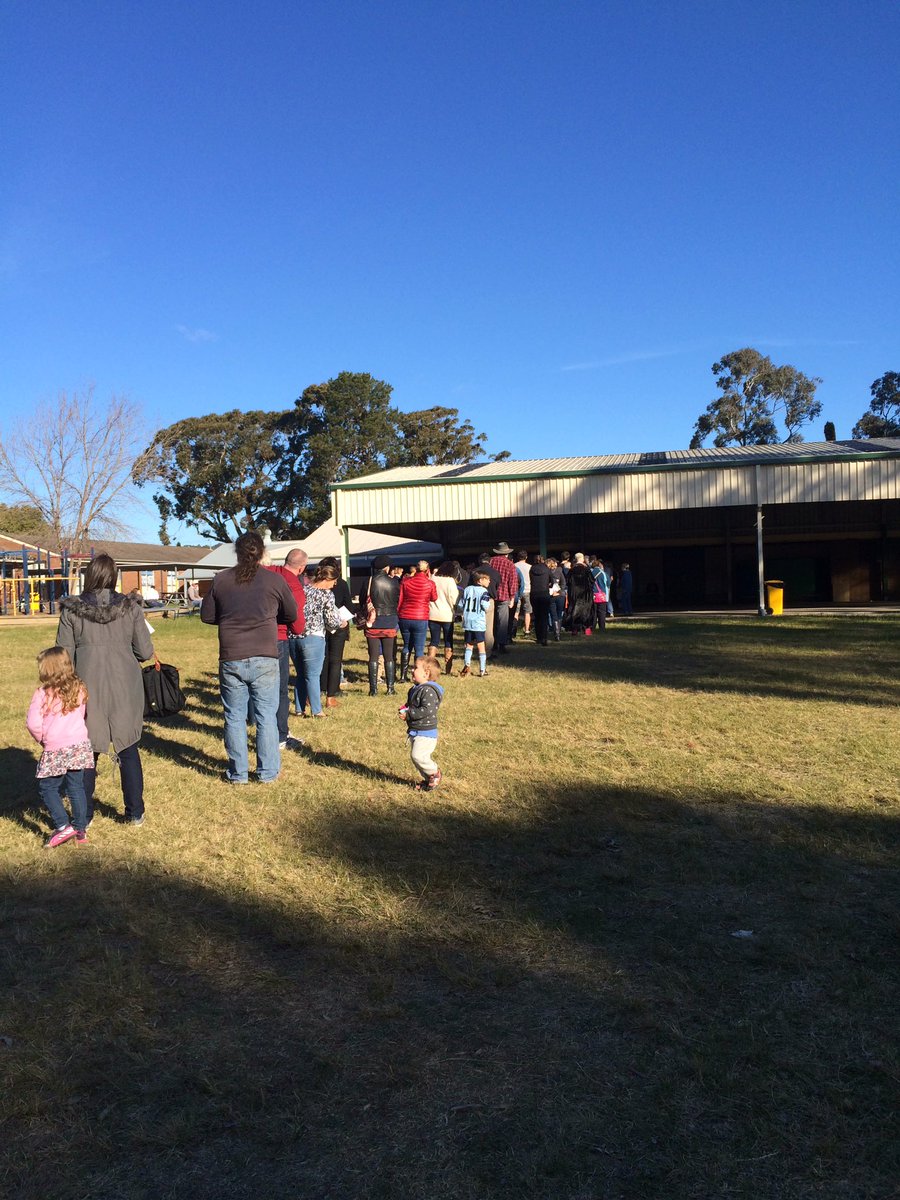 Sthn_Hland_News's tweet photo. The #line is still #long at the #Mittagong #pollingcentre #auspol #auspol2016 https://t.co/ECiNEdXAJe
