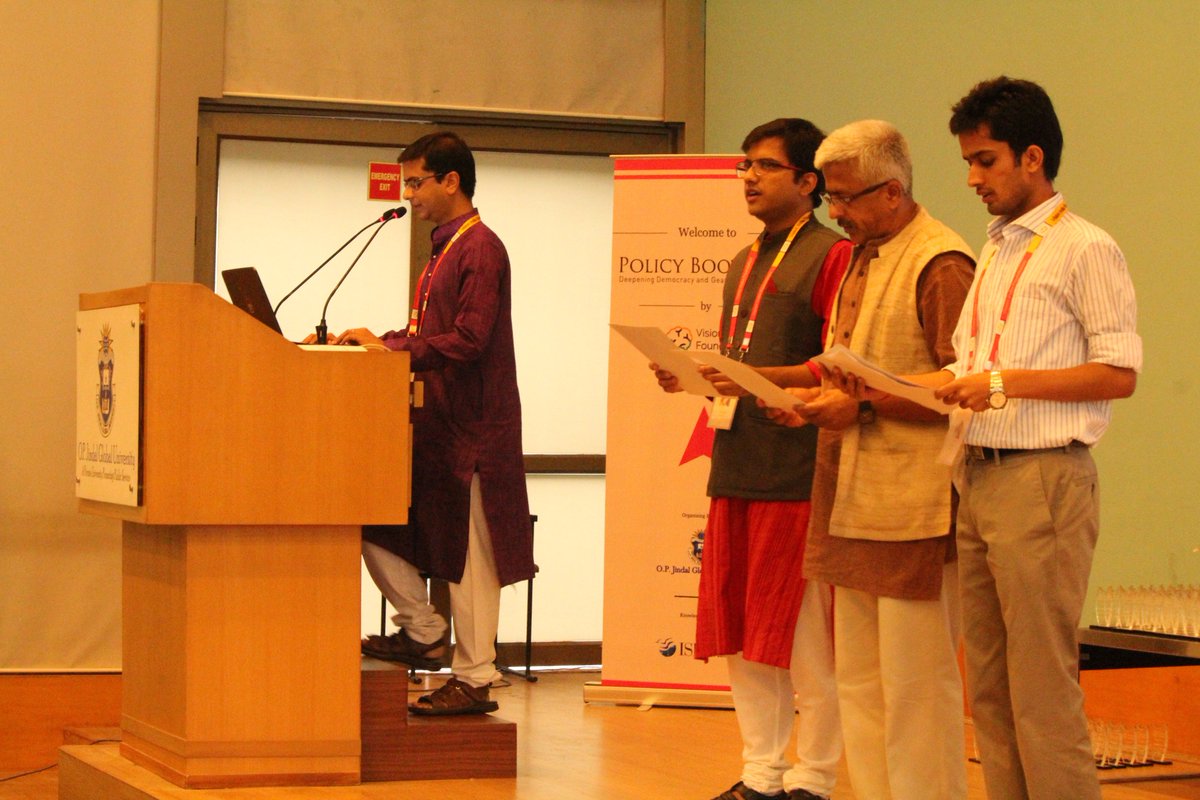 VisionIndiaFdn's tweet photo. Convocation ceremony of #PBC16 begins with @drrbalu leading the "Water Pledge" with @VisionIndiaFdn team. #BeAndMake https://t.co/3i5GWZvej0