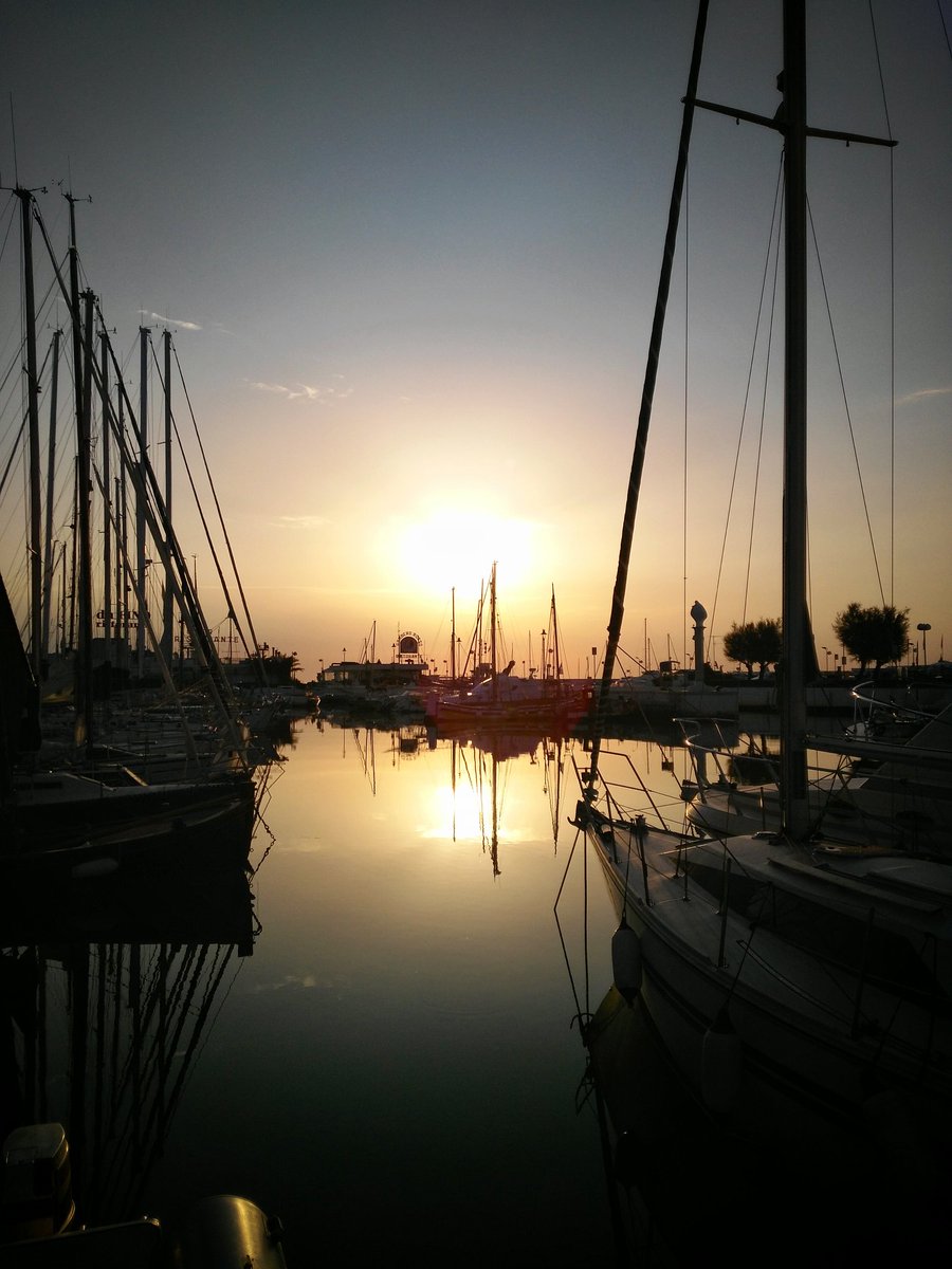 Buon weekend #rosa a tutti!!! #riccione #notterosariccione #turismoER #sunrise #Summer2016
