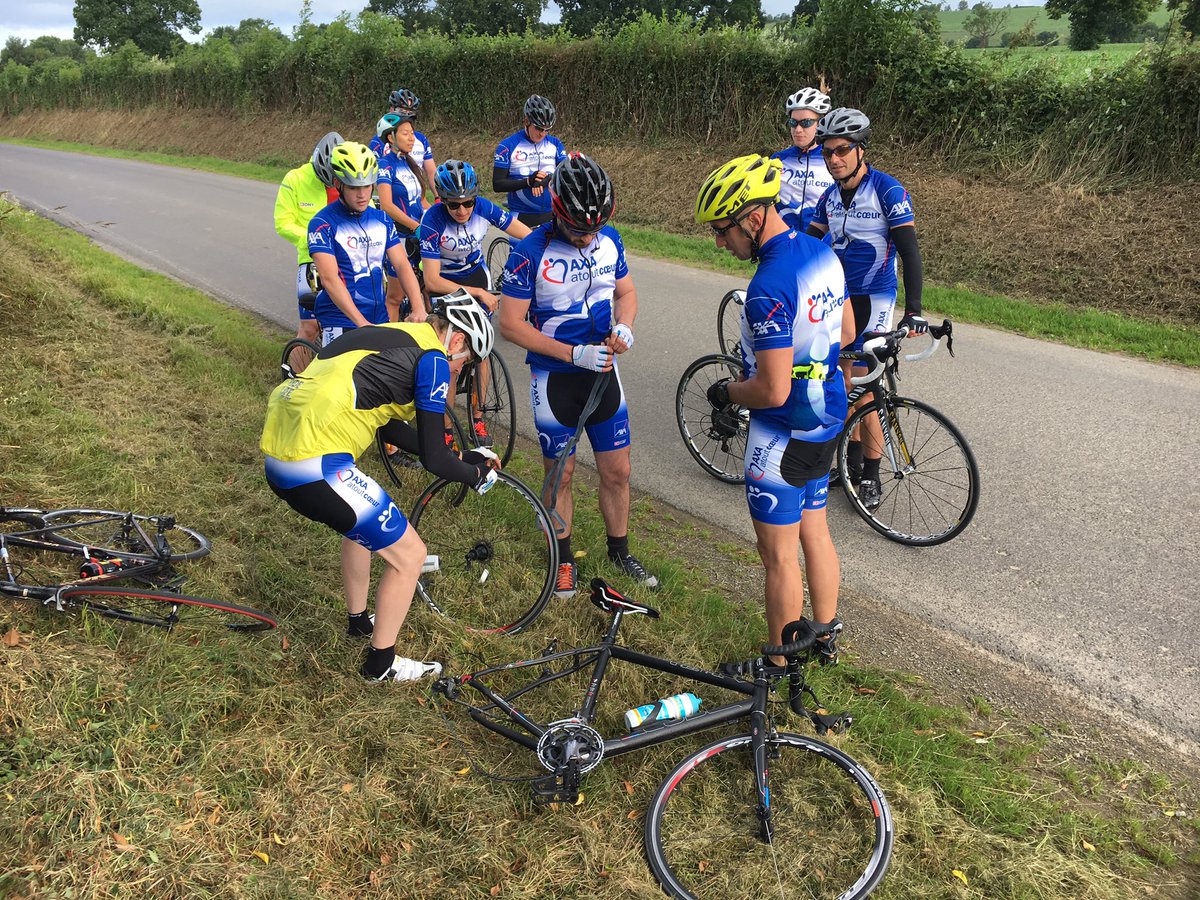 #bikecoeur, jour 2, km 10, première crevaison du jour .... #AXAAtoutCoeur