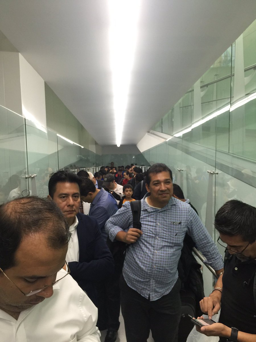 c_bava's tweet photo. @AM_Escucha fatal! Ahora nos regresan. Estamos parados!!! https://t.co/yjWzWG30Bn