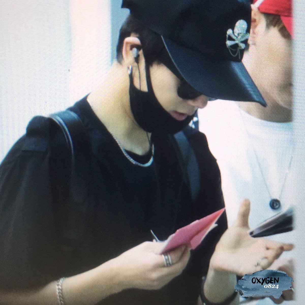 oxygen0824's tweet photo. 160602 @shfly3424 Incheon airport preview 2 #김종운 #yesung #예성 #KimJongWoon https://t.co/4yswfj2qQD