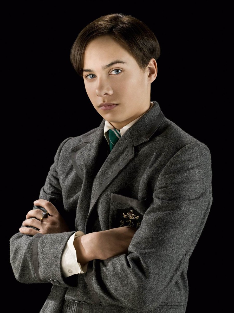 clubedoslugue's tweet photo. Aí você descobre que o Stannis Baratheon é pai do jovem Tom Riddle https://t.co/MmEMxY3s03