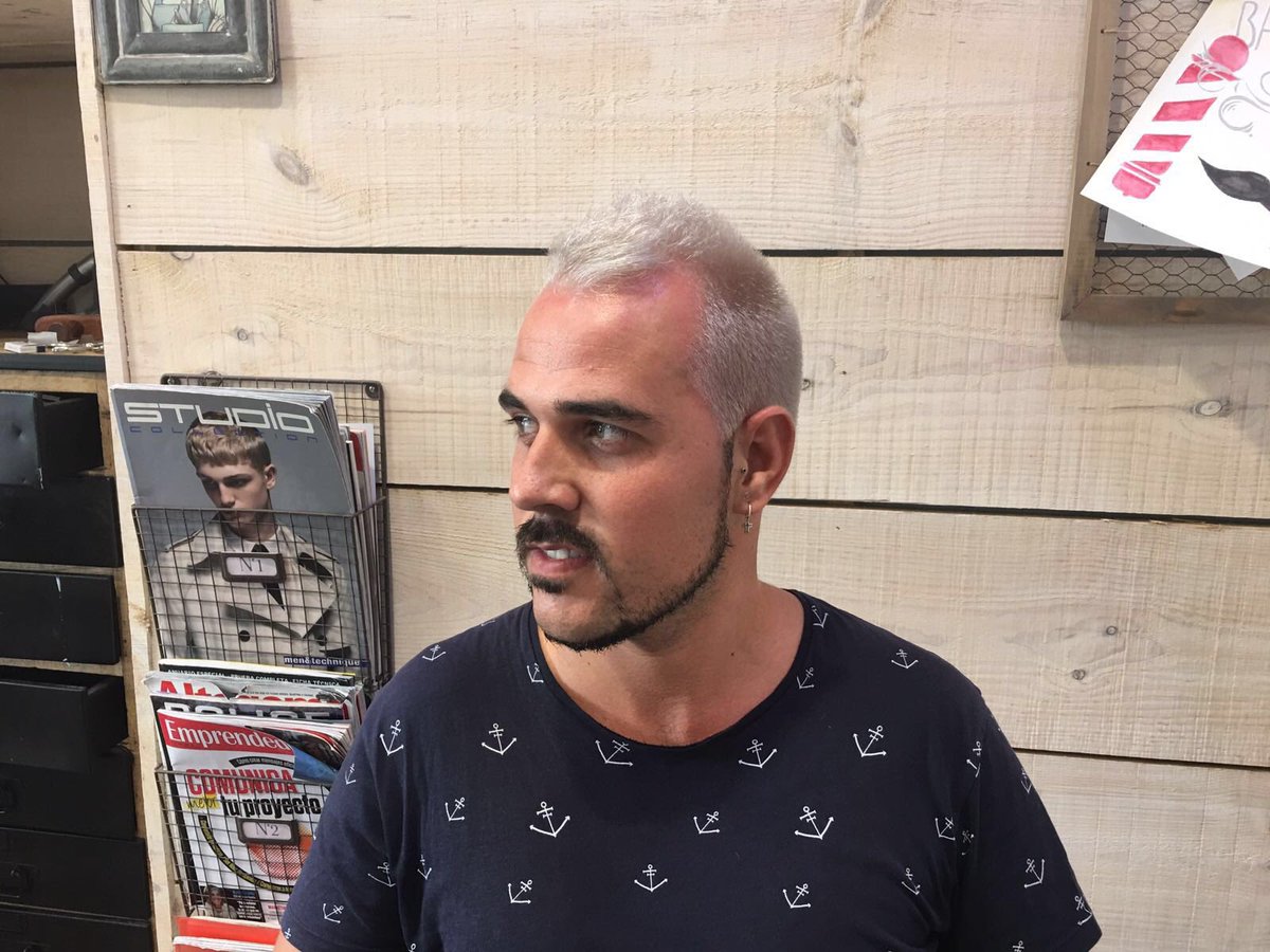VOGAestilistas's tweet photo. Comenzamos el sábado fuerte! Súper look #Tendencias2016 #PeloGris #CorteDeChico #BarberShop #Mola https://t.co/KYuN7DTN8i
