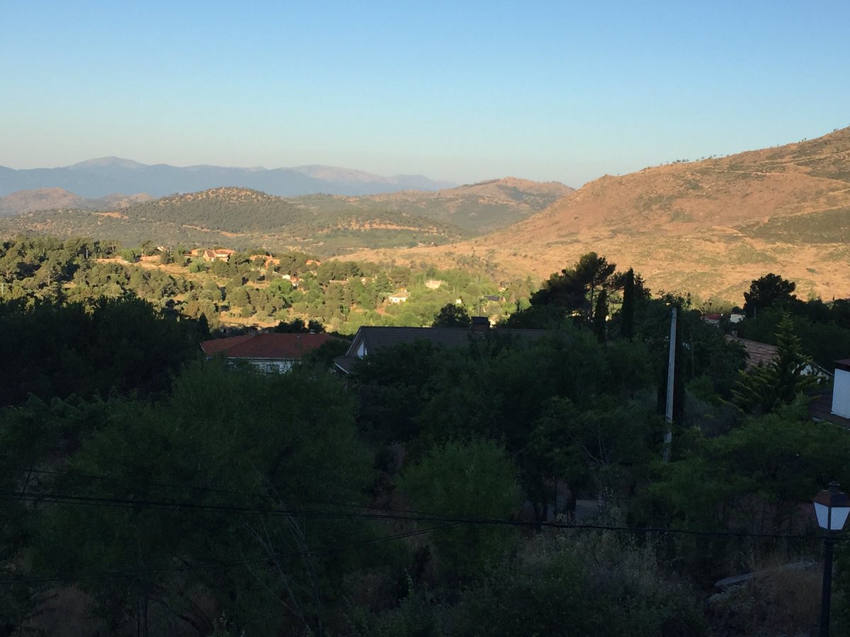 esperanzagracia's tweet photo. Con Gredos al fondo el paisaje aporta calma y deseos de iniciar el día con fuerza,adorados followers #FelizSabado https://t.co/j2mpMVeq5w