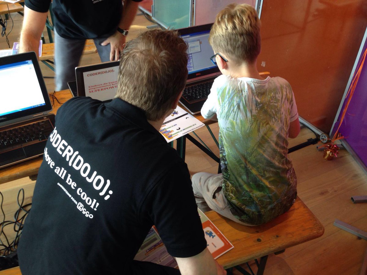 ZiggoNewsroom's tweet image. Ziggo collega&apos;s leren kinderen programmeren bij @codestarter in @nemoamsterdam #coderdojoNL