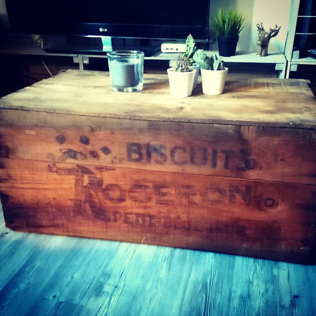 brut2deco's tweet photo. #brocante #deco #interiordesign #caisse #france #biscuit #Rogeron https://t.co/eBooClK7fA