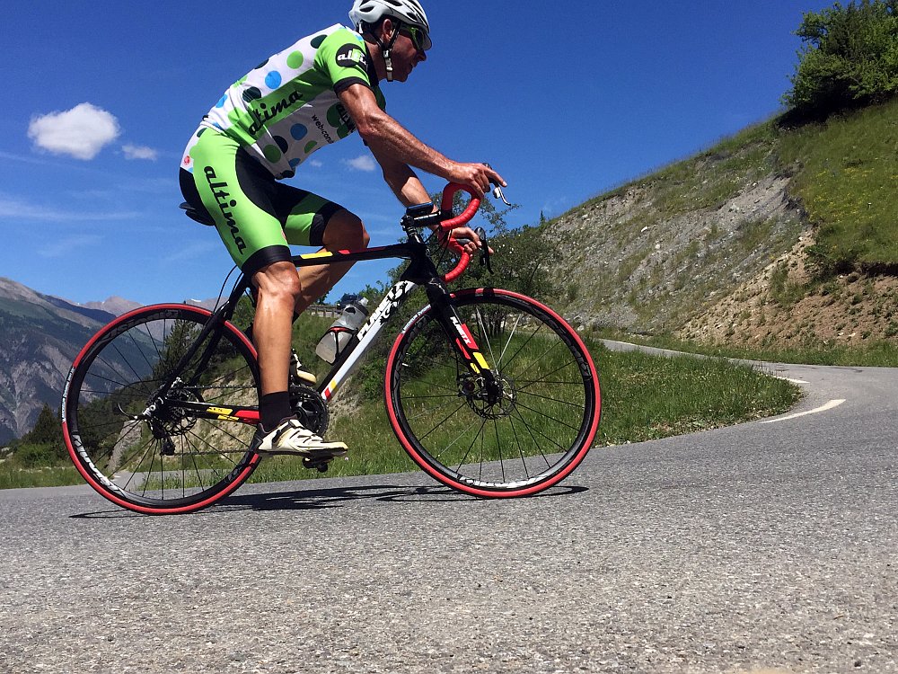 This photo and loads more Kay took on Wednesday of my ride up to the #CimedelaBonette here kylemartin.co.uk/cycling-france…