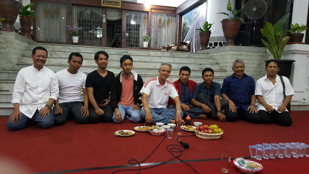 YaBudeng's tweet photo. Bukber Atlet Jateng dg Pak Ganjar siap memenangkan PON 2016 https://t.co/Kb2spGXPkW