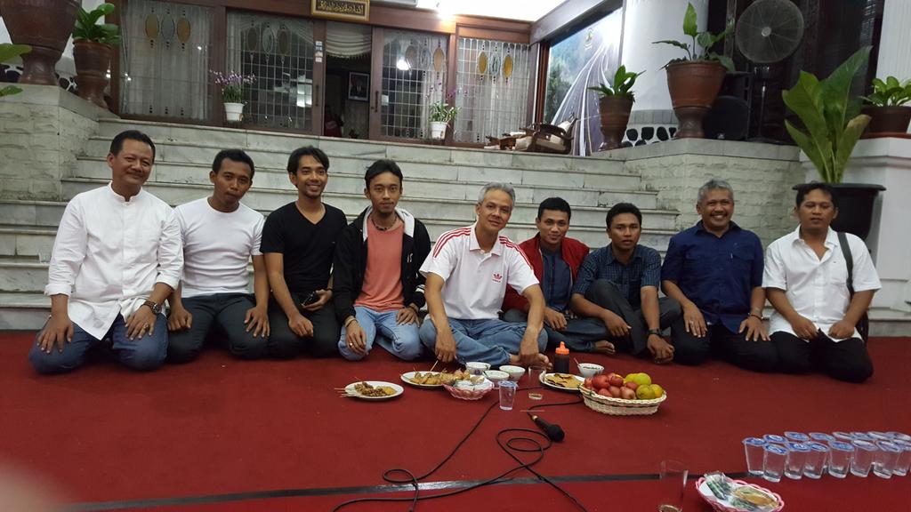YaBudeng's tweet photo. Bukber Atlet Jateng dg Pak Ganjar siap memenangkan PON 2016 https://t.co/Kb2spGXPkW